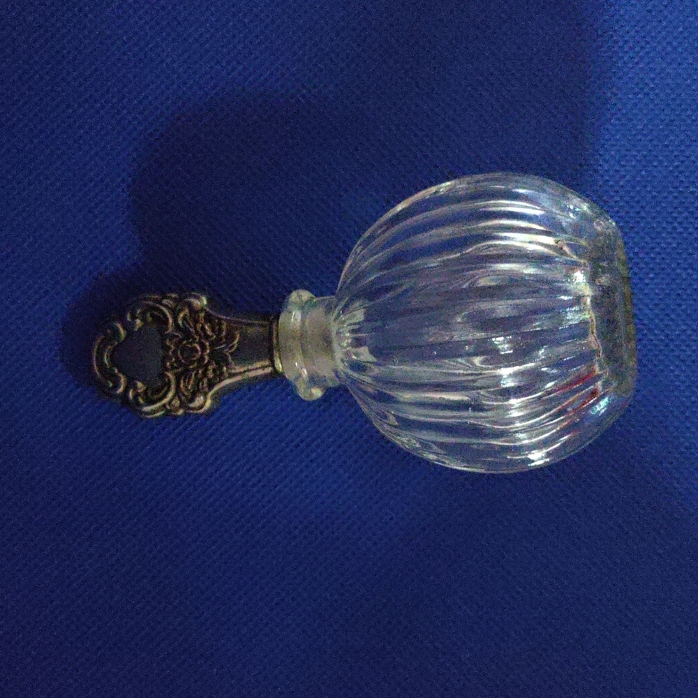 Perfume bottle - Picture 2 of 3